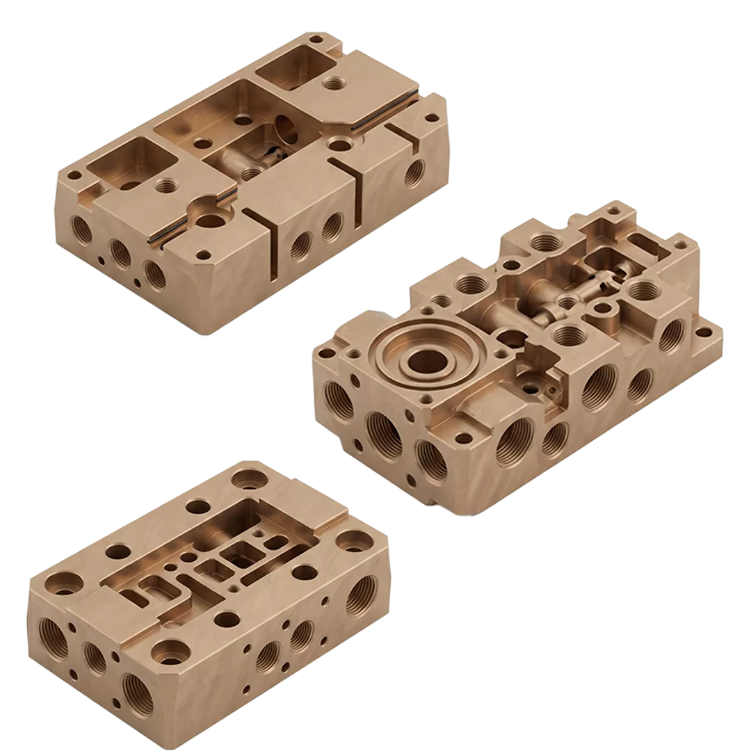 Drei rechteckige, hellbraune Metallblöcke mit mehreren Löchern und komplizierten Ausschnitten, die präzise mit CNC-Fräsen oder CNC-Drehen hergestellt wurden, sind wahrscheinlich Komponenten für mechanische oder hydraulische Systeme, die aus verschiedenen Blickwinkeln auf einem weißen Hintergrund gezeigt werden.