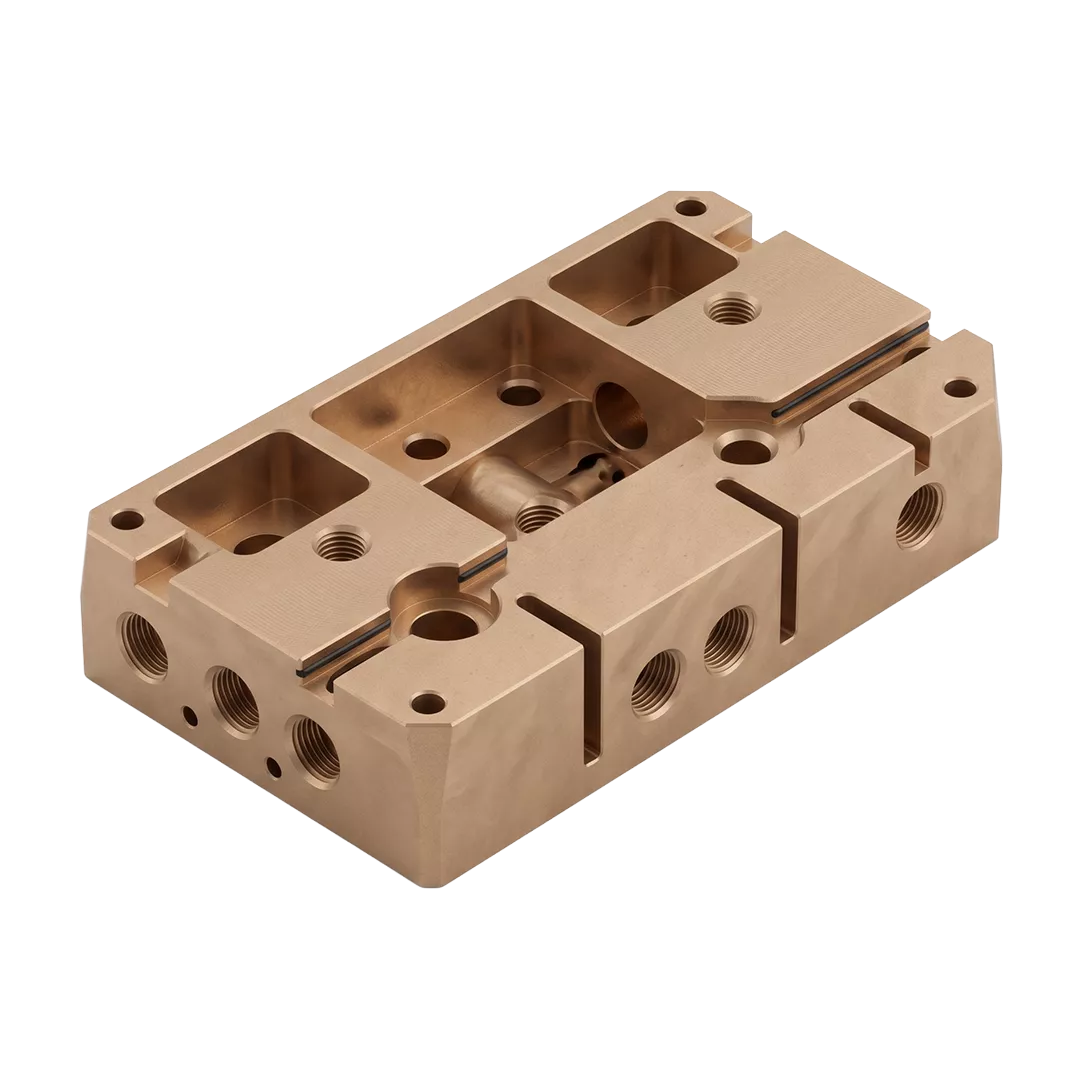 Rechteckiges, maschinell bearbeitetes Bronzeelement mit mehreren Gewindelöchern, Aussparungen und Ausschnitten - fachmännisch mit CNC-Fräsen hergestellt -, das typischerweise in industriellen oder mechanischen Anwendungen verwendet wird, auf weißem Hintergrund.