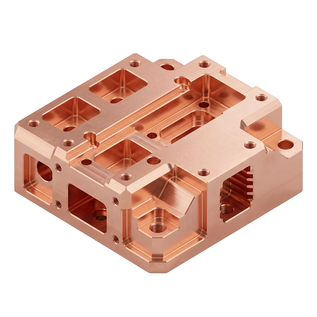 Ein maschinell bearbeitetes Kupferbauteil mit mehreren Löchern, Ausschnitten und präzisen geometrischen Merkmalen, das eine metallisch glänzende Oberfläche mit verschiedenen Tiefen und komplizierten Formen aufweist.