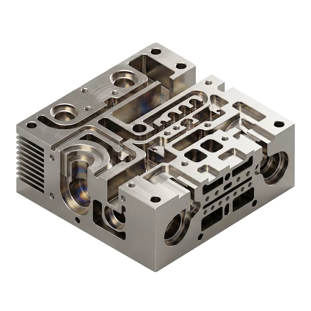 Ein präzise bearbeiteter Metallblock mit mehreren Löchern, Schlitzen und komplizierten Ausschnitten, der wahrscheinlich als industrielles oder mechanisches Bauteil verwendet wird. Die Oberfläche hat ein poliertes Metallfinish.