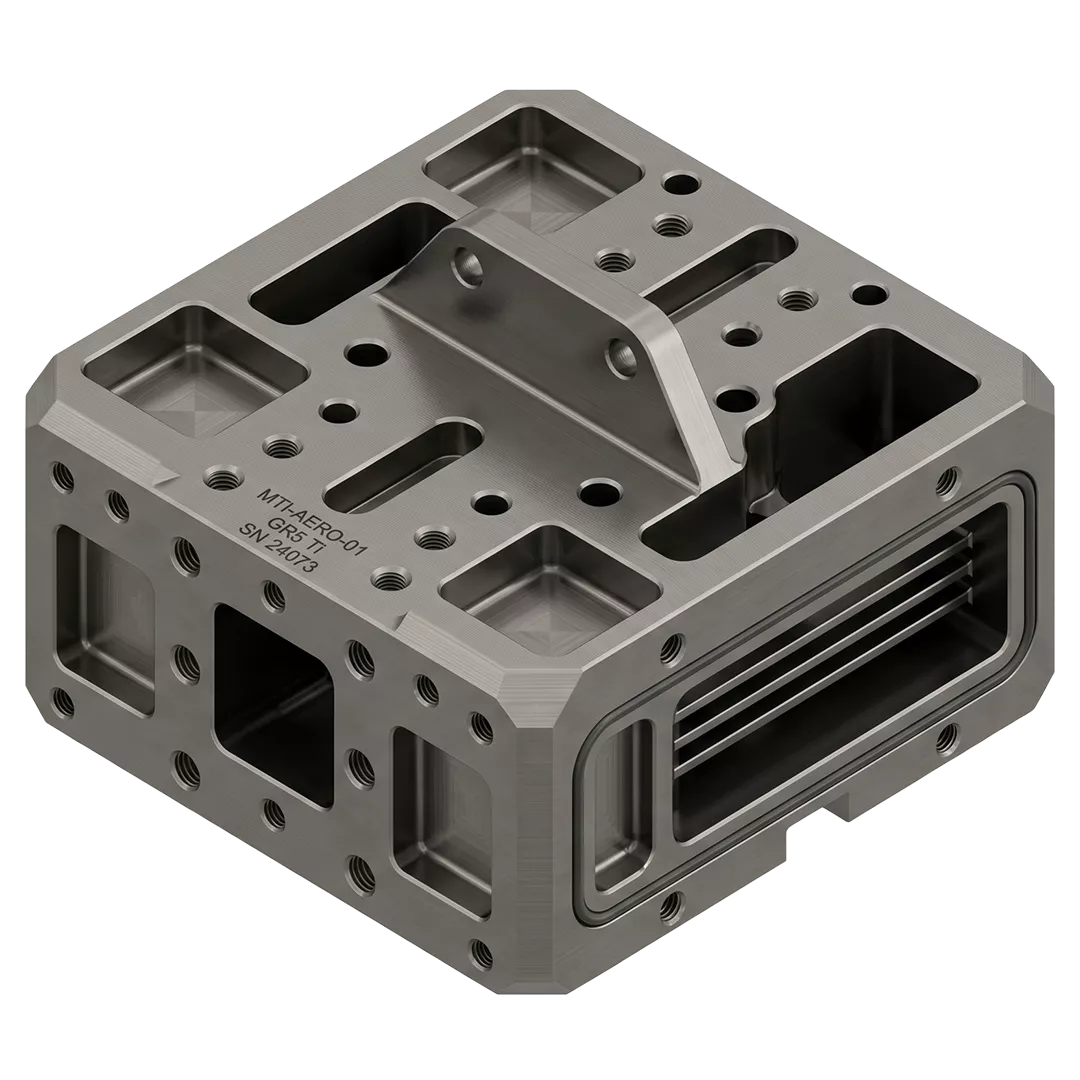 Ein maschinell bearbeiteter Metallblock mit mehreren quadratischen und rechteckigen Ausschnitten, Löchern und einem erhabenen, griffähnlichen Merkmal an der Oberseite, der wahrscheinlich als Komponente in industriellen oder mechanischen Baugruppen verwendet wird.